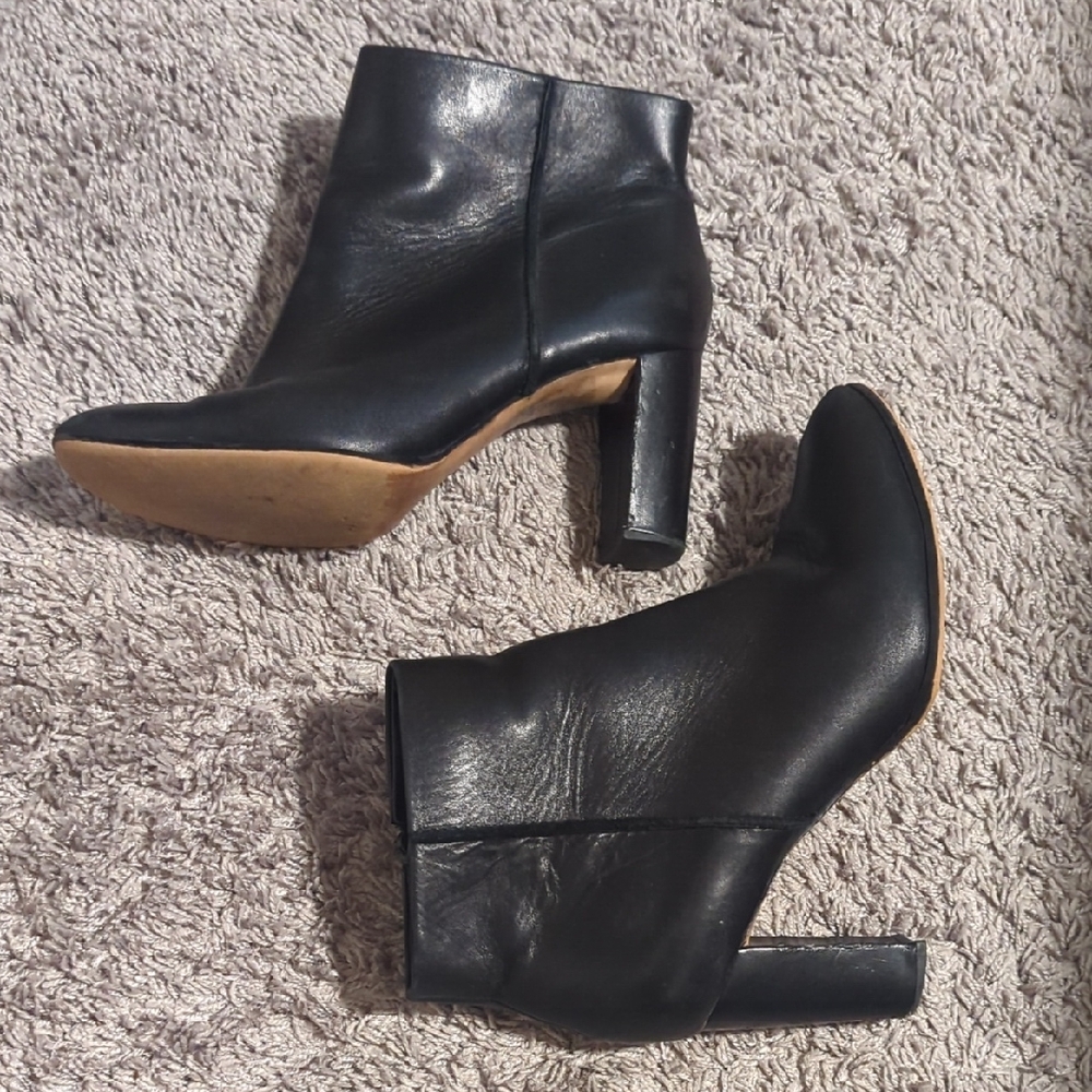 Clark's leather Ankle Booties Size 9